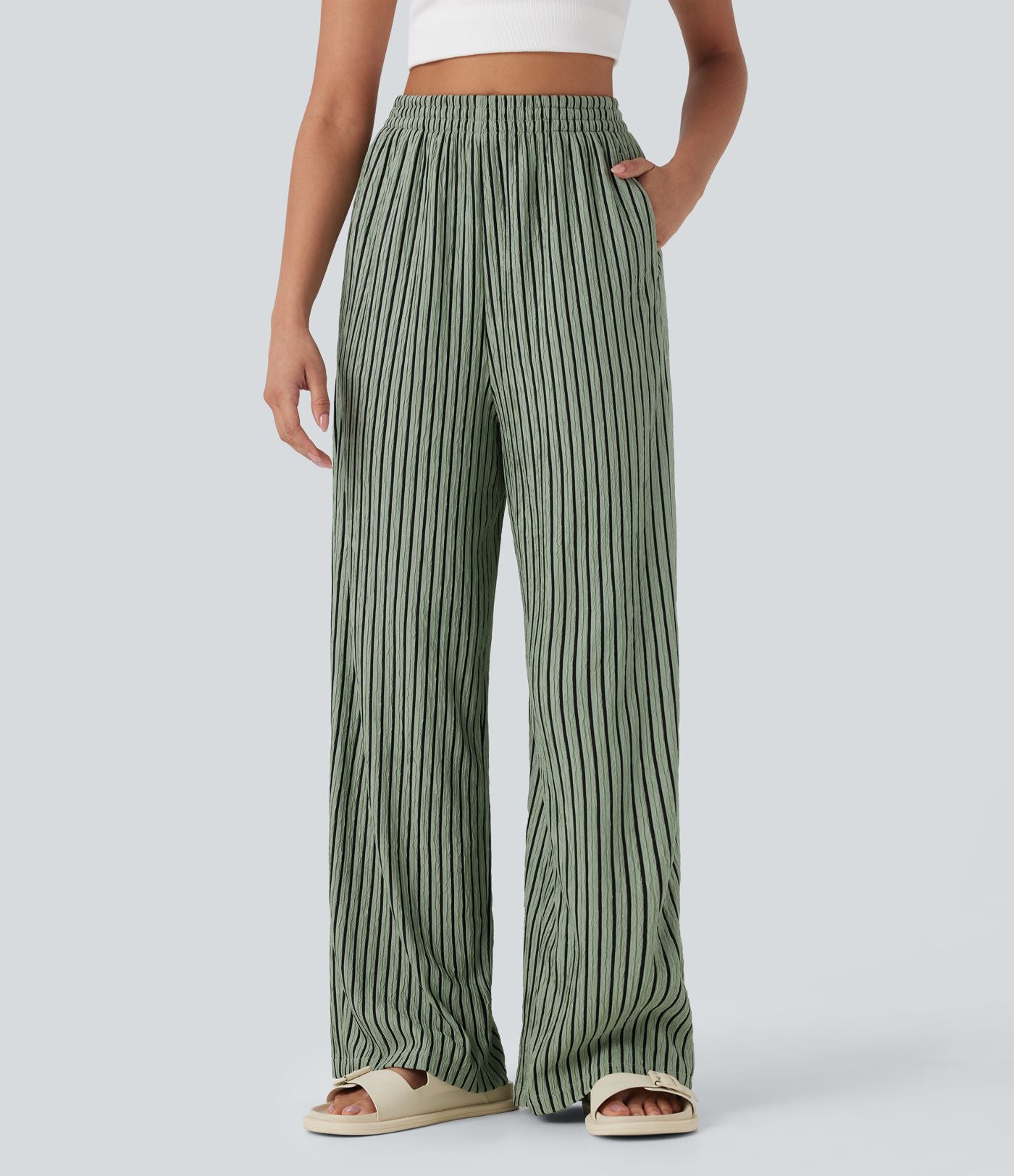 Pantalon tailleur décontracté à taille haute, jambes droites, texture froissée et poches latérales