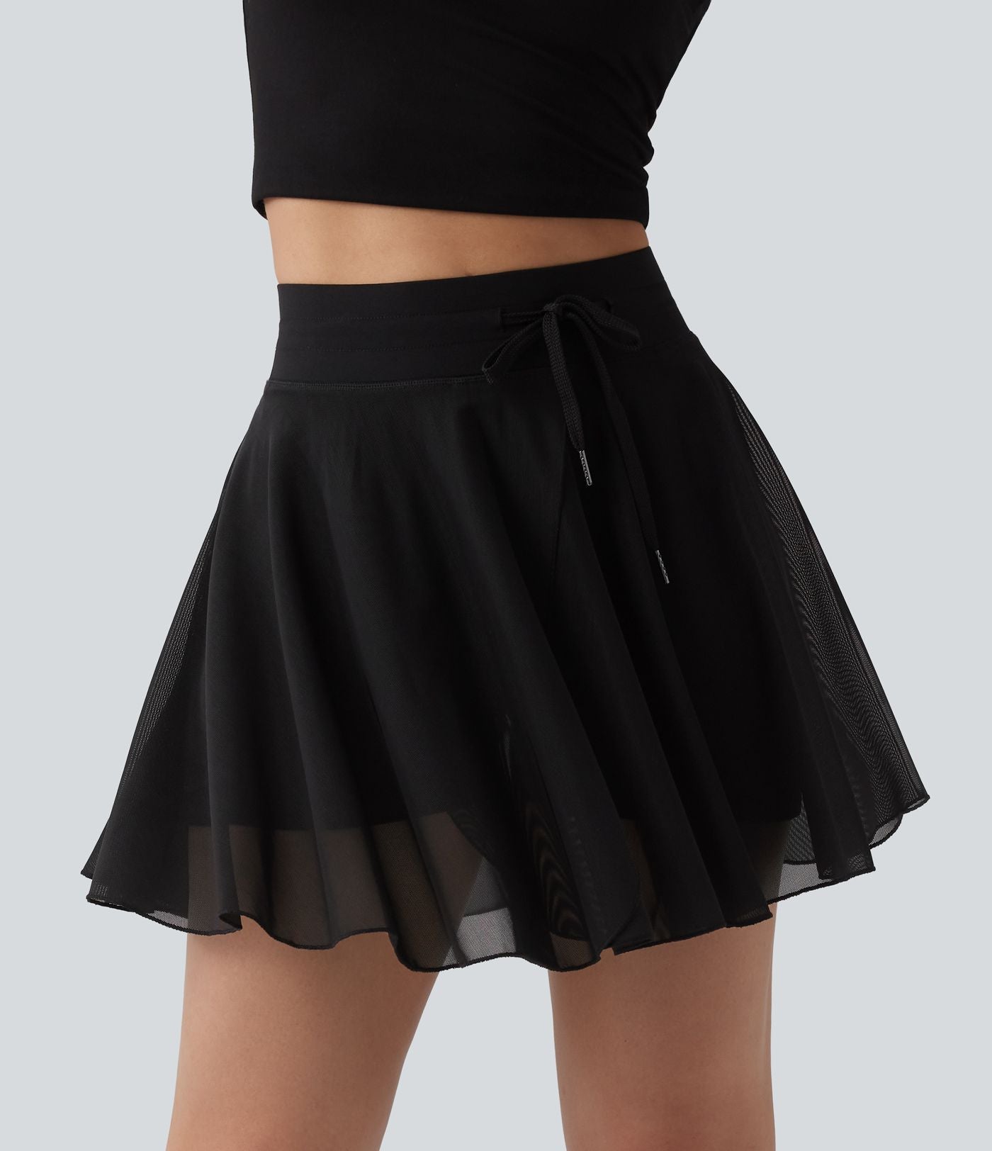 Jupe mini fluide évasée 2-en-1 taille haute à cordon, empiècements en mesh contrastant, avec poche, version plus longue