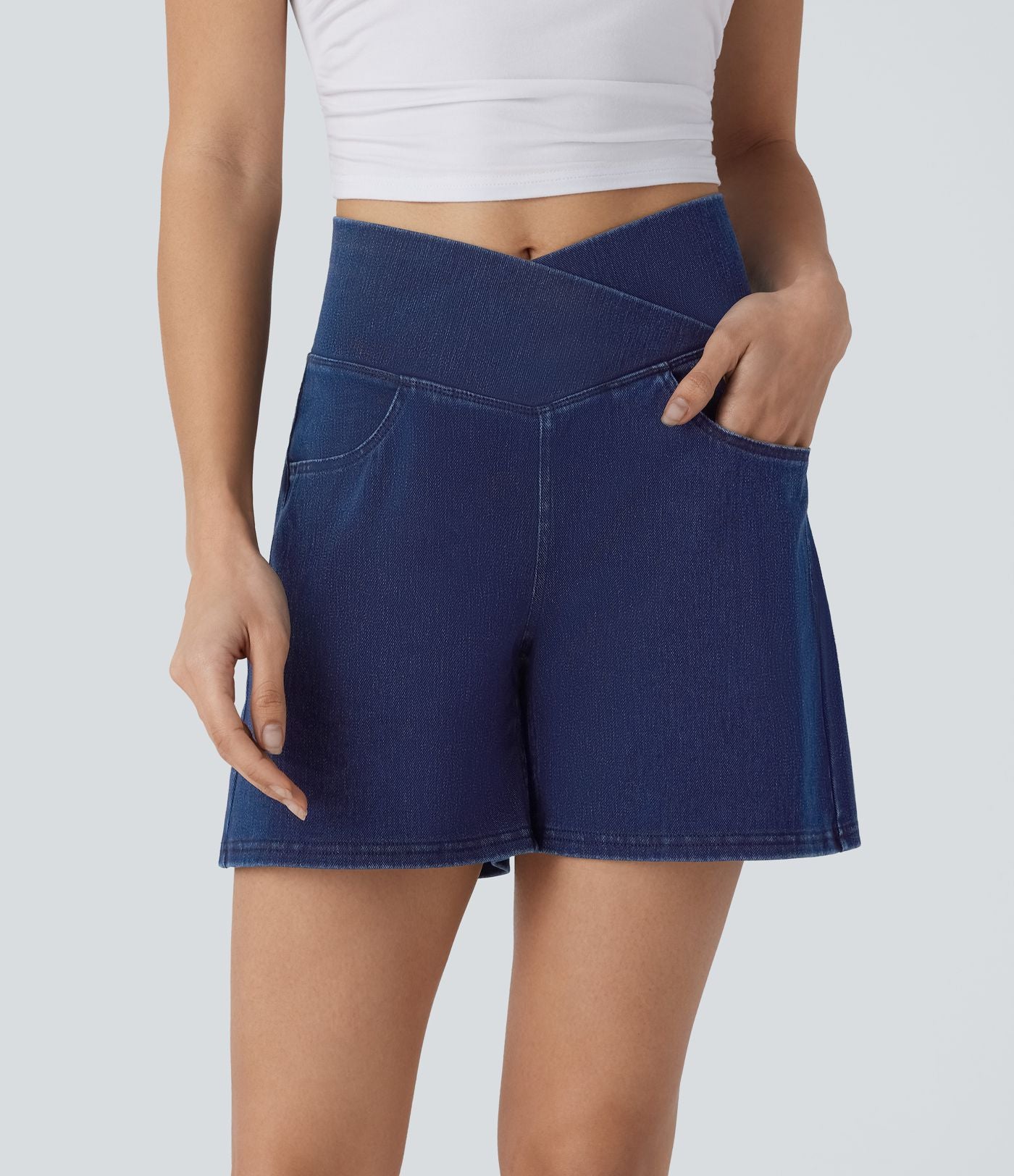 Halara Flex™ Short décontracté évasé à jambe large en denim extensible délavé taille haute croisée avec poches multiples