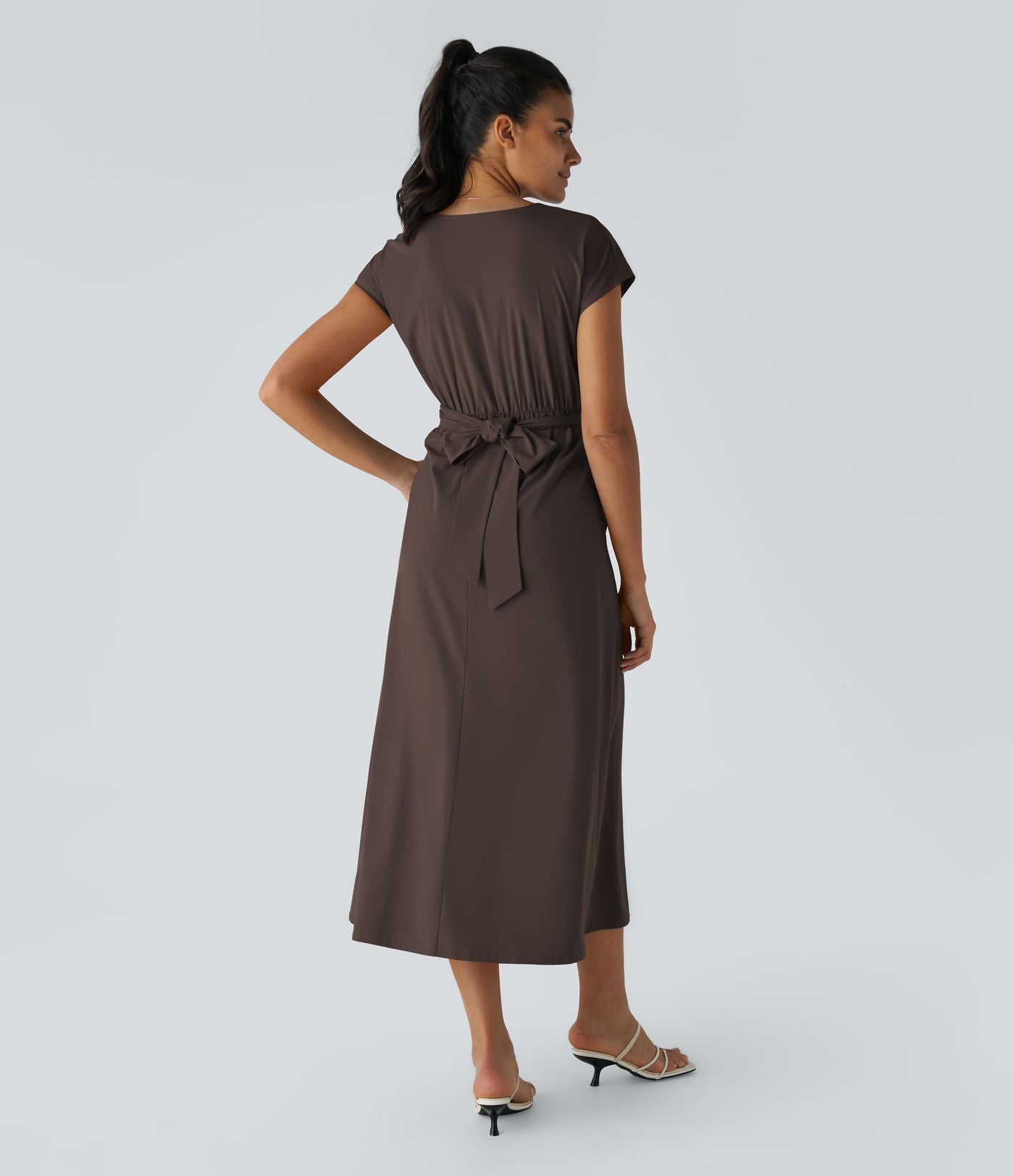 Breezeful™ Robe Mi-Longue Col en V Manches Courtes Poche Latérale Nouée au Dos Séchage Rapide