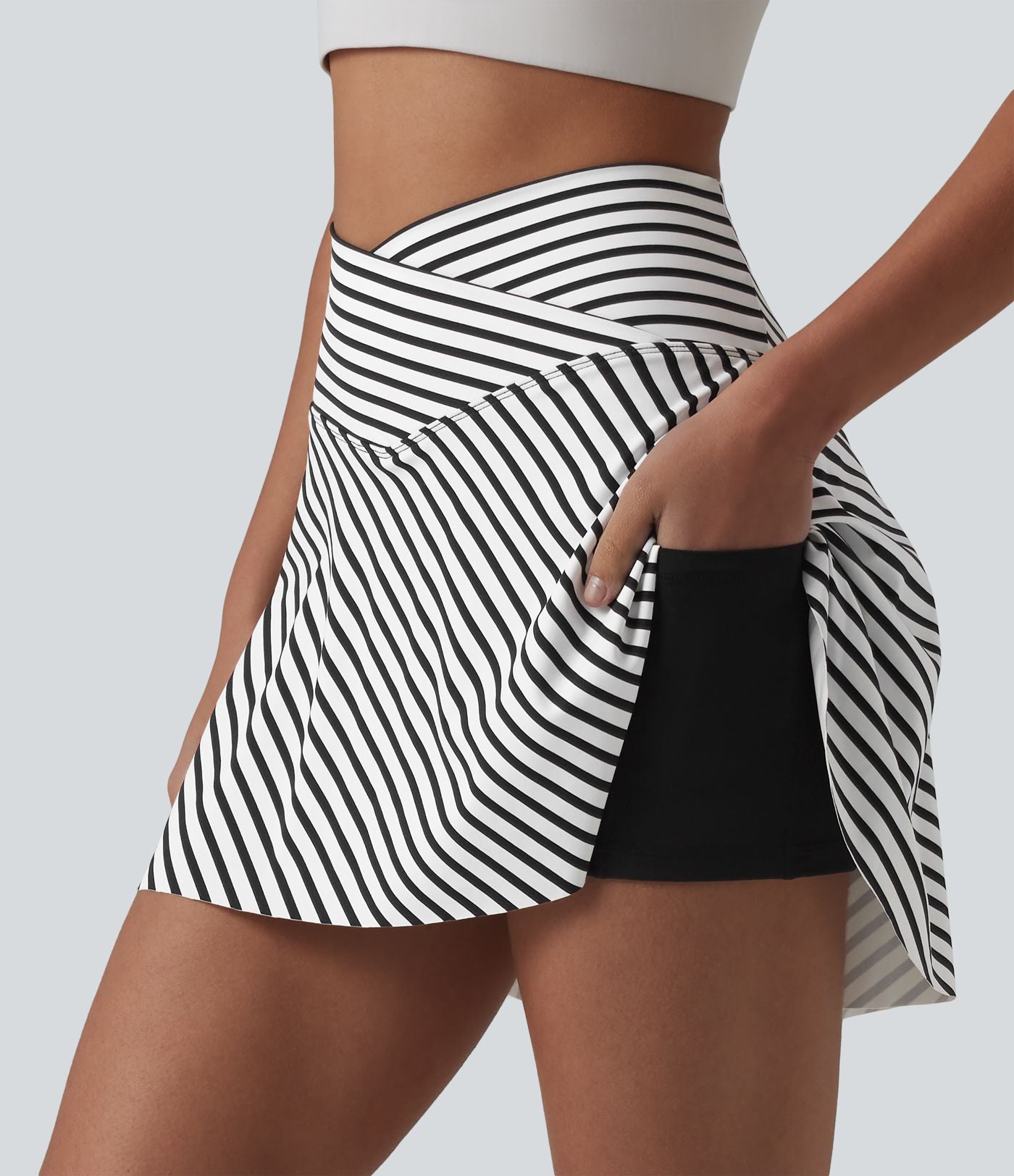 Jupe de tennis mini 2 en 1 à rayures, taille haute croisée, ourlet arrondi et poches