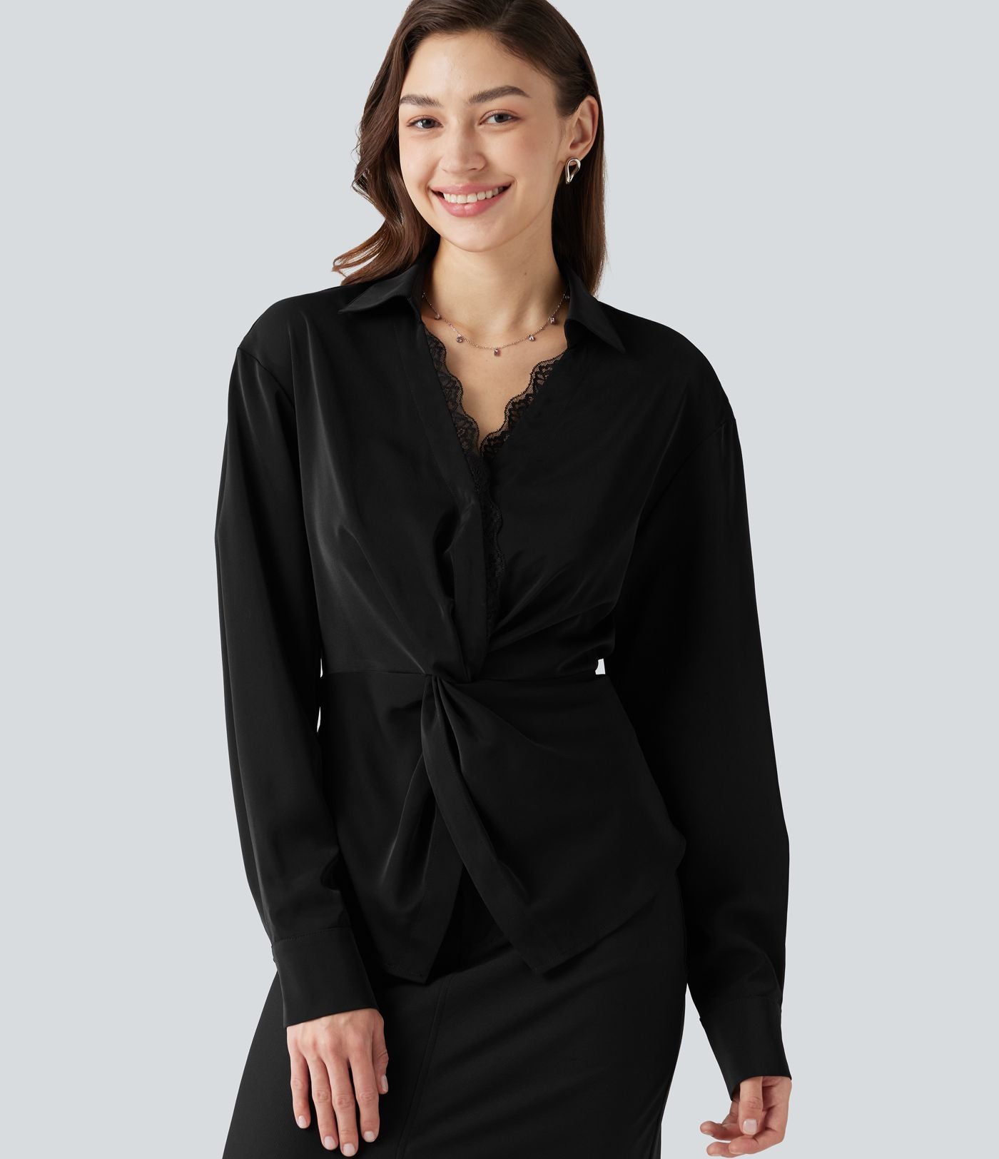 Chemise esprit bureau défroissage facile, col V, dentelle contrastée, manches longues, lien au dos et détail torsadé