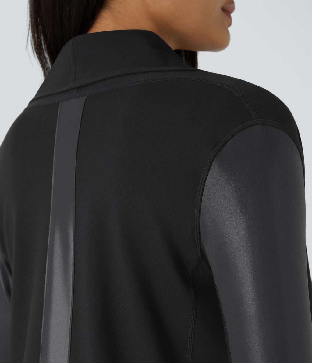 Veste de travail à pans asymétriques, boutons, passants pour pouces, poches latérales et empiècements contrastés