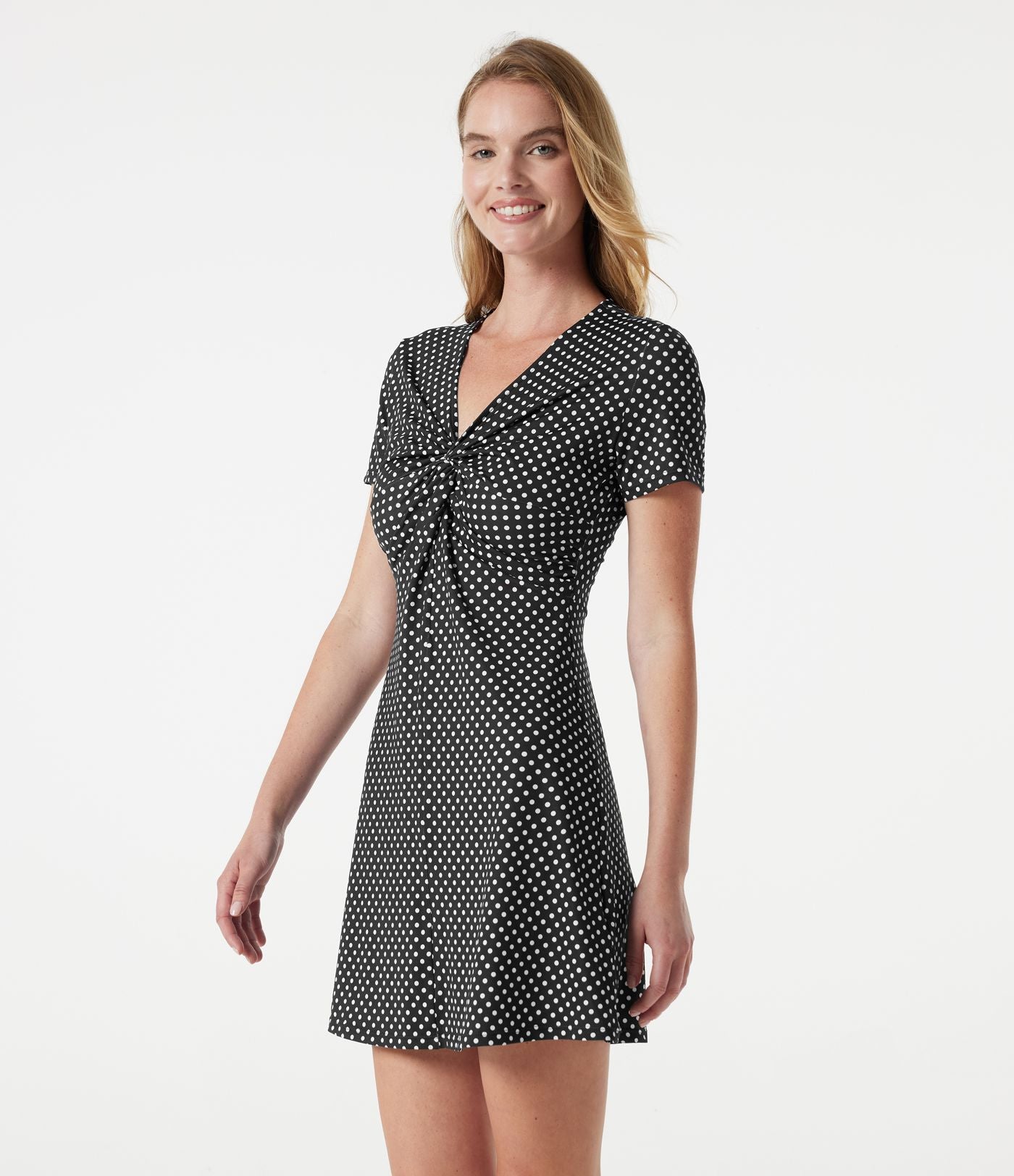 Robe mini décontractée à pois, col V, manches courtes