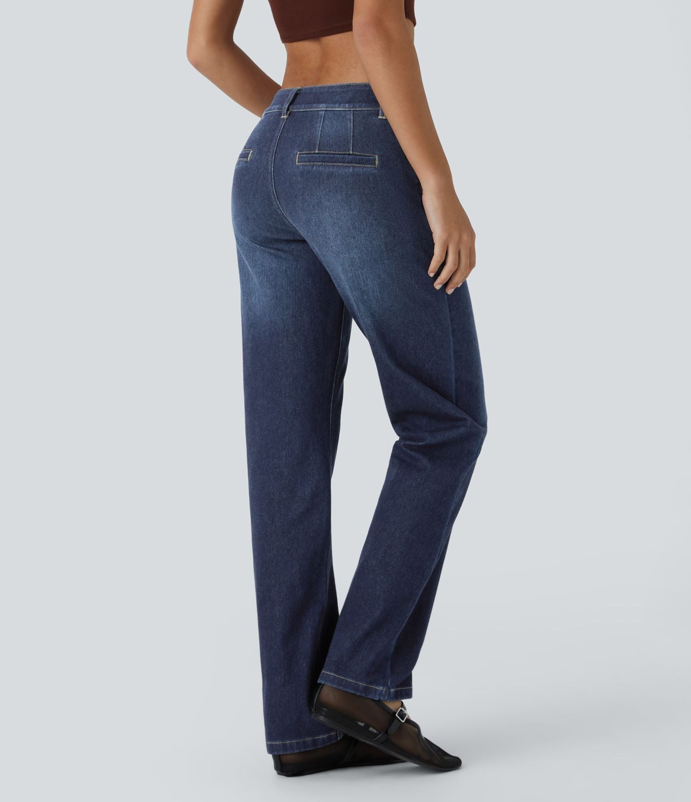 Jean décontracté délavé taille basse en maille extensible, coupe droite avec poches avant et fermeture zippée