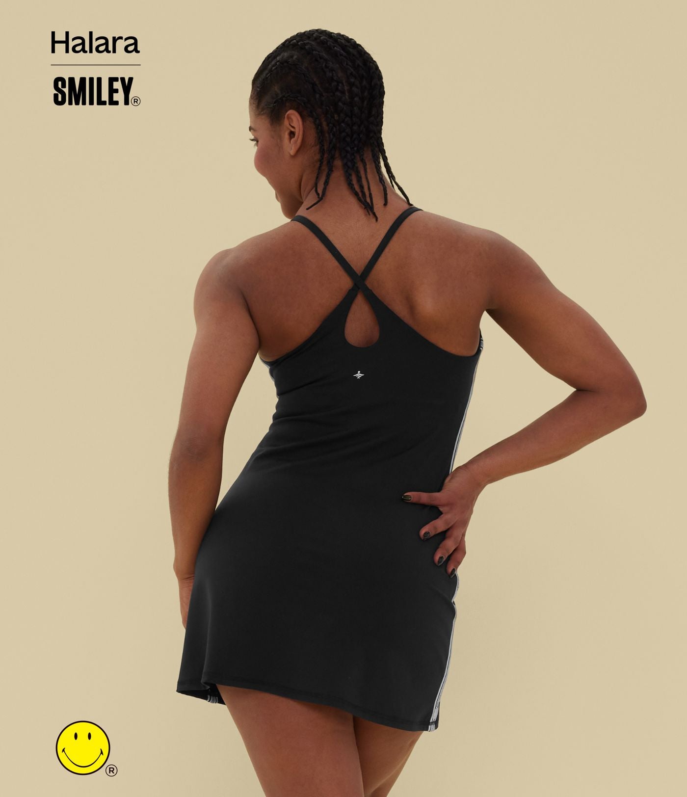 Robe sport mini dos ouvert Halara X Smiley® SoftlyZero™ Plush – Édition Easy Peasy