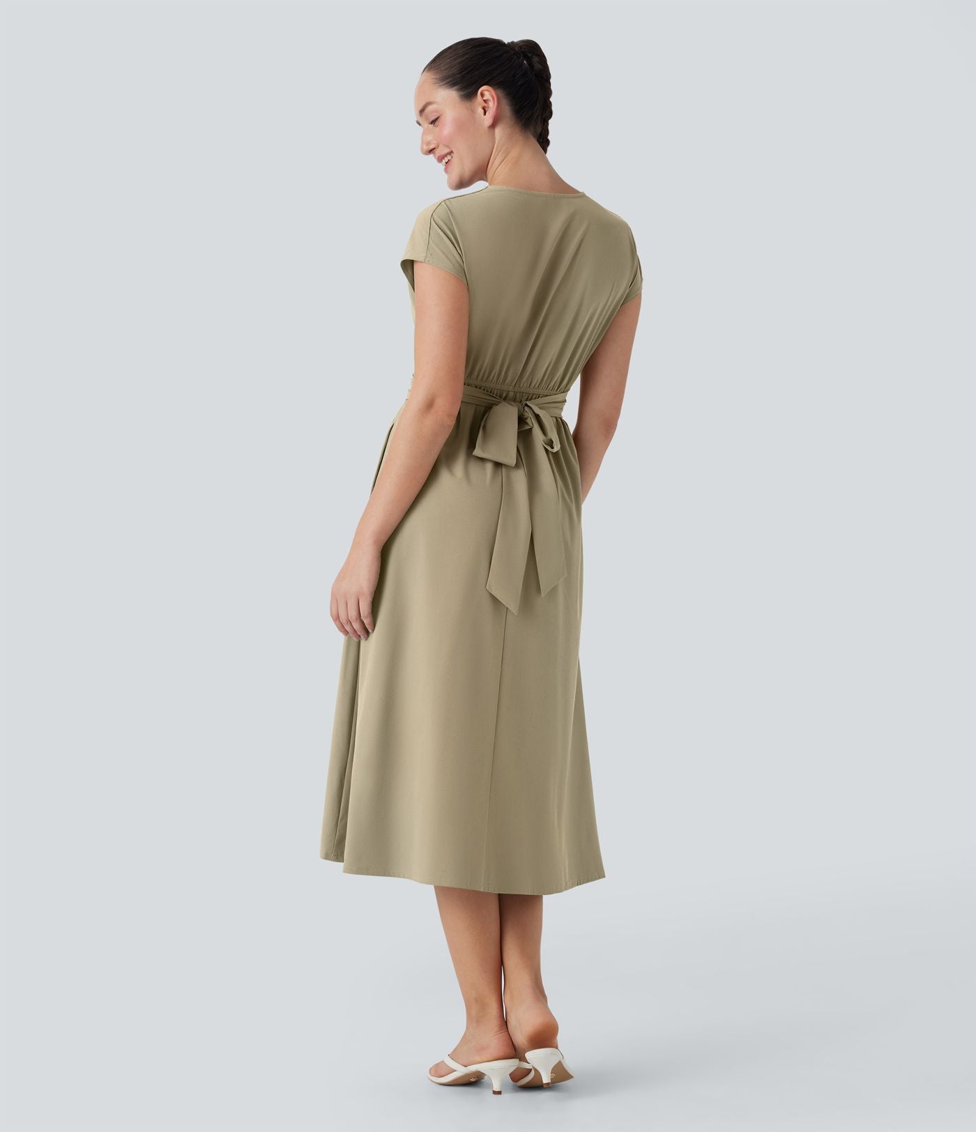 Robe midi Breezeful™ col V manches courtes à liens dans le dos séchage rapide avec poches latérales