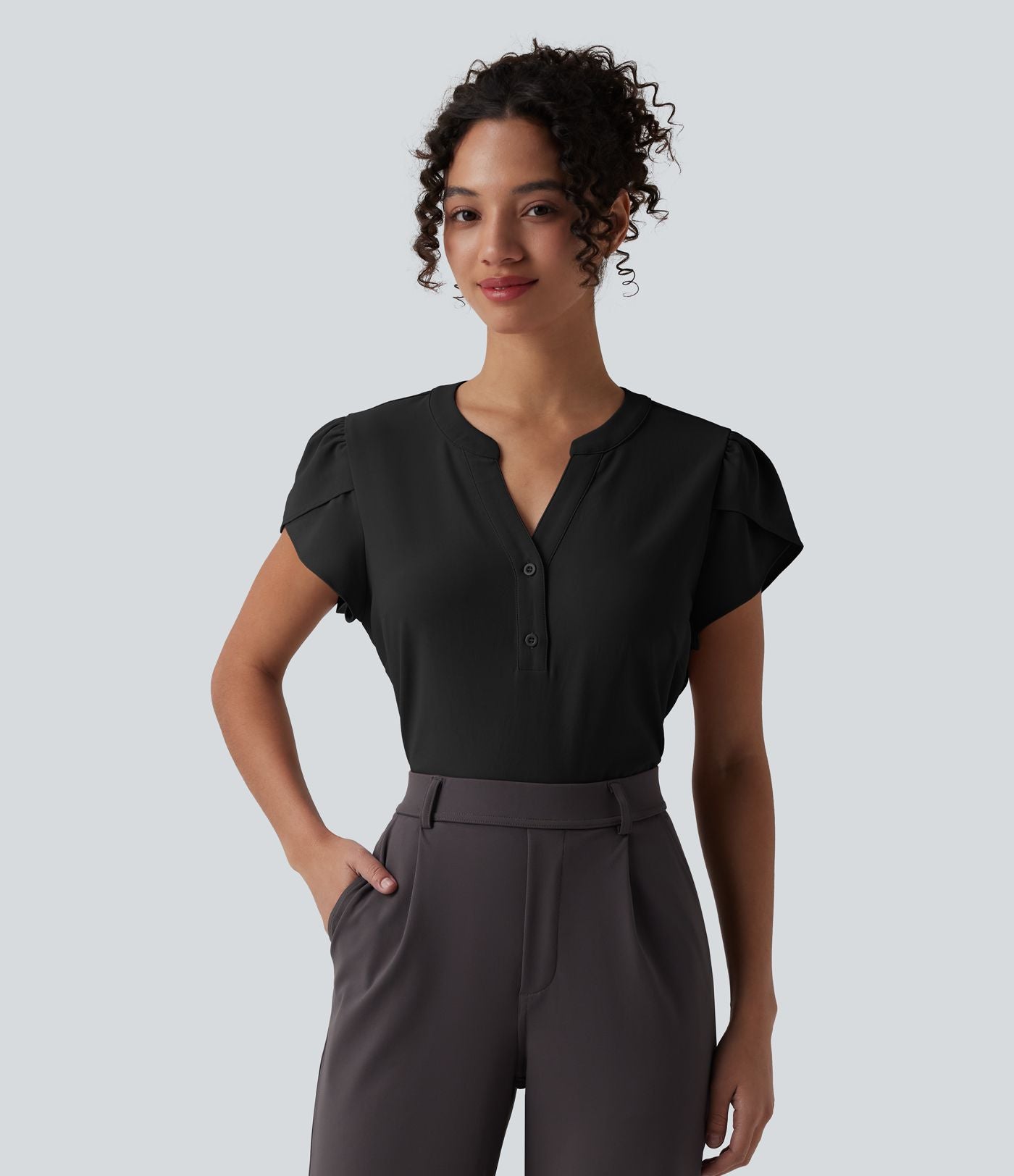 Blouse de travail col V manches pétales courtes