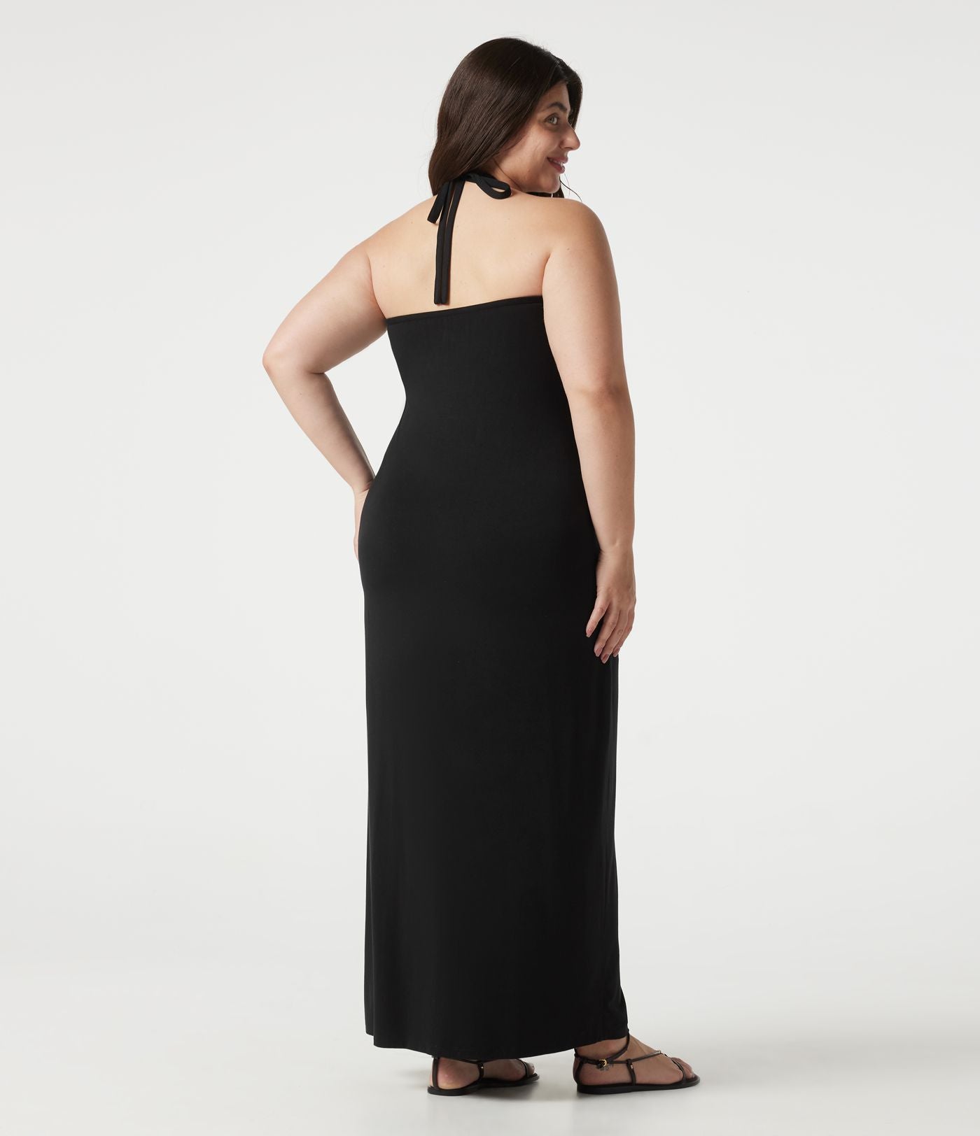 Robe maxi grande taille à col halter avec brassière intégrée, lien noué au dos et poches