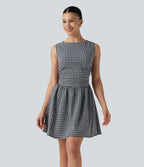 Robe mini trapèze vichy sans manches à col bateau, détails froncés, fermeture invisible et poches