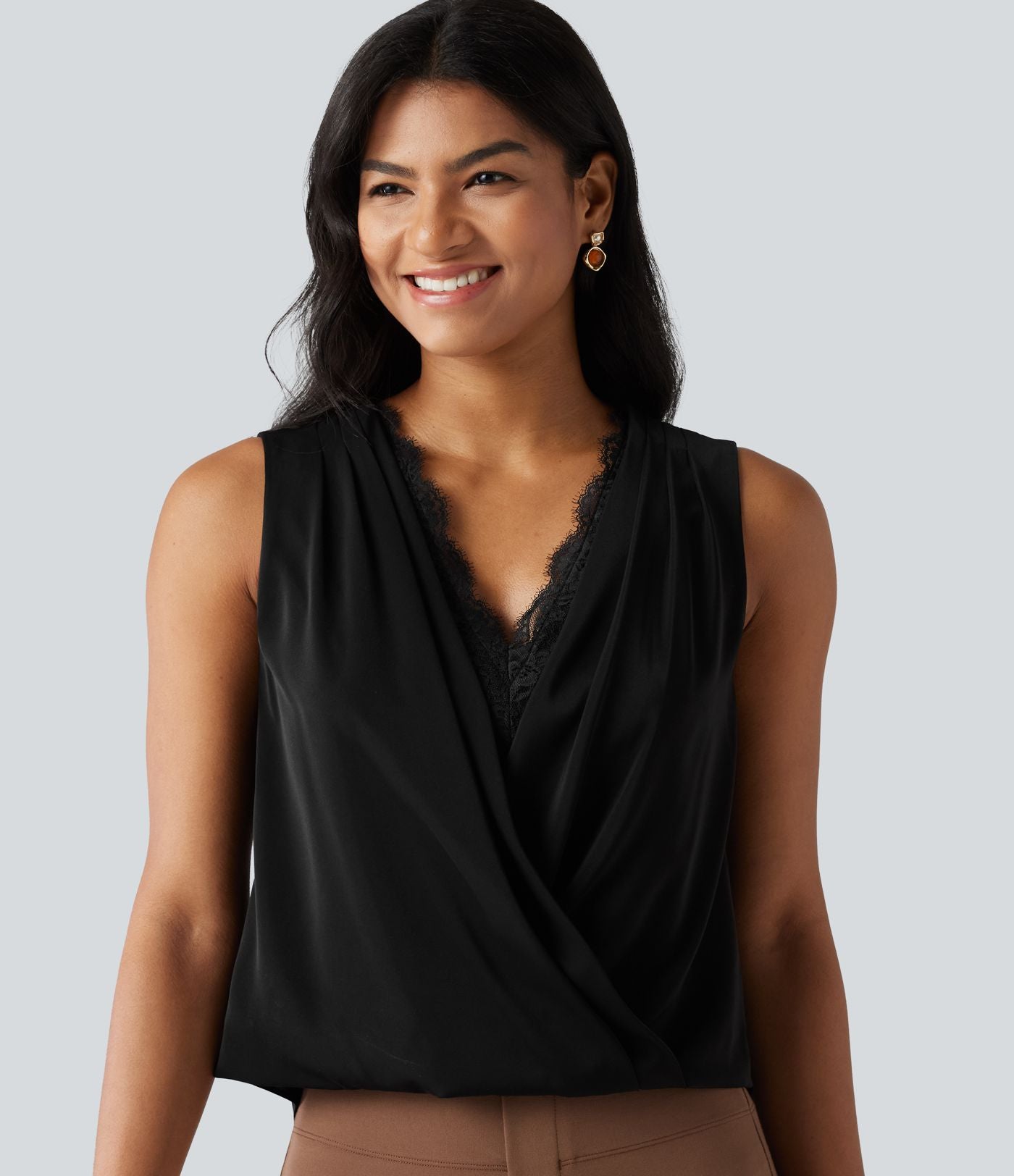 Blouse esprit bureau défroissage facile, col V, dentelle contrastée, fronces et sans manches