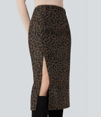 Jupe crayon mi-longue fendue velours côtelé imprimée léopard taille haute