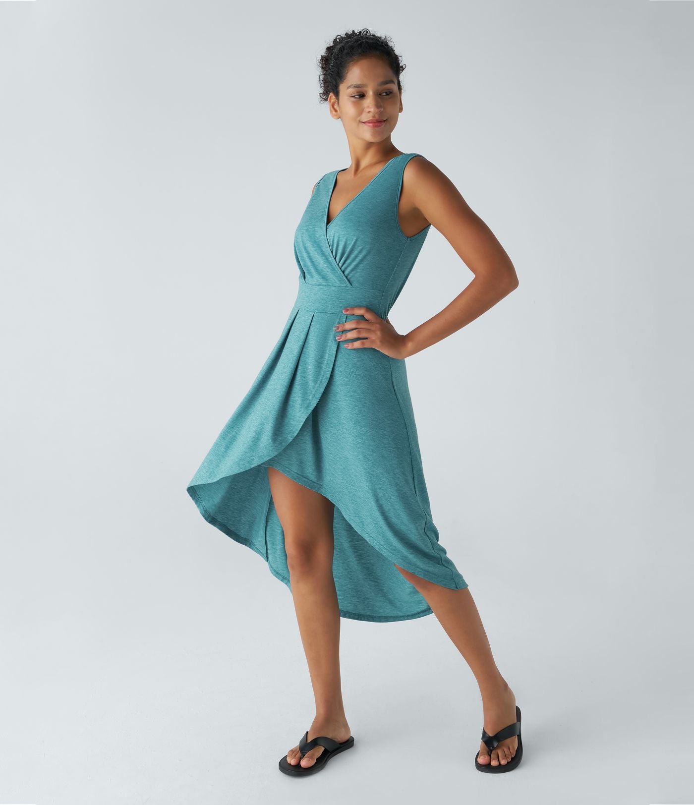 Robe Mi-Longue Plissée Décolleté Plongeant Sans Manches Haut Bas Ourlet Croisé