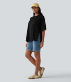 T-shirt décontracté col rond manches retroussées avec ourlet fendu