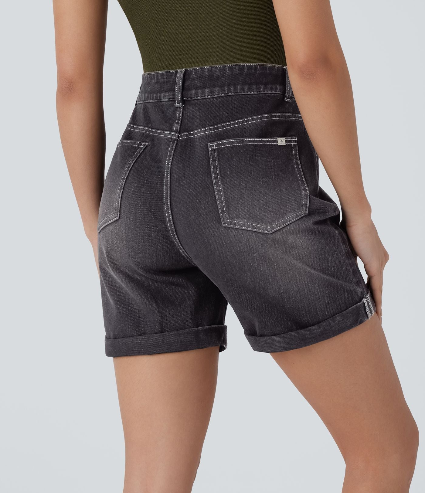 Halara Flex™ Short en denim extensible taille haute avec poches multiples, déchirures, ourlet roulotté et effet délavé