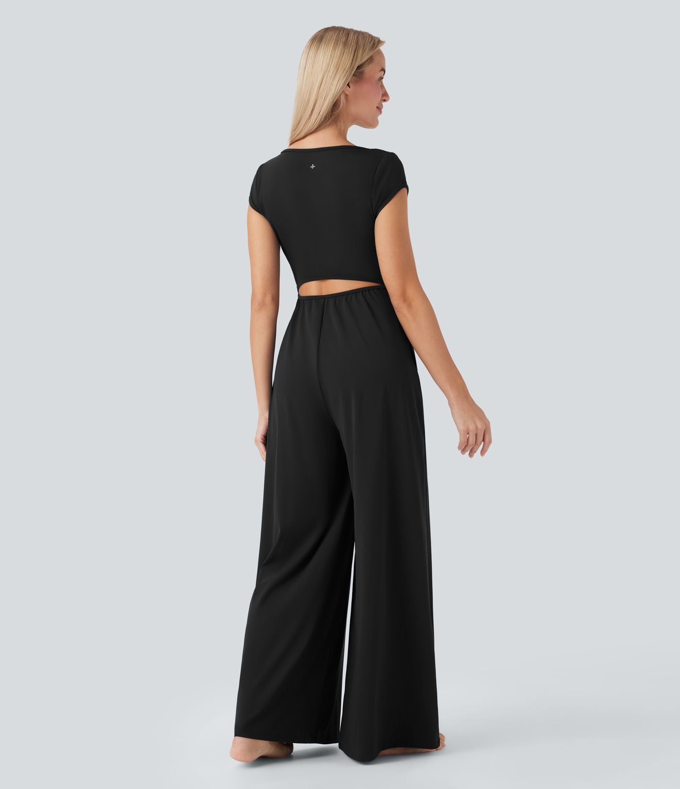 Combinaison de yoga Softlyzero™ Airy Cool Touch à col cranté, manches courtes, jambes larges et poches latérales - Édition Easy Peasy