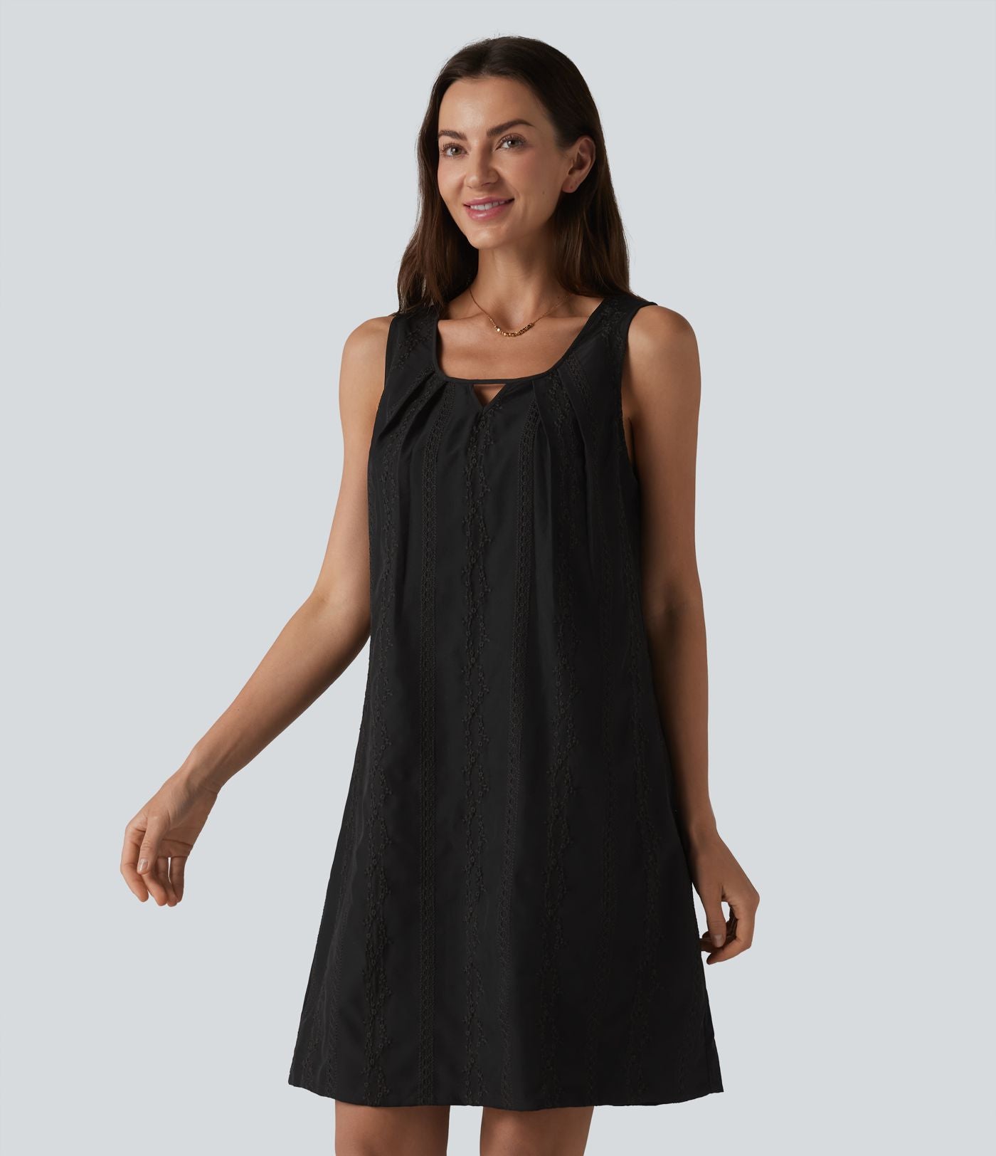 Robe mini sans manches à col rond brodée