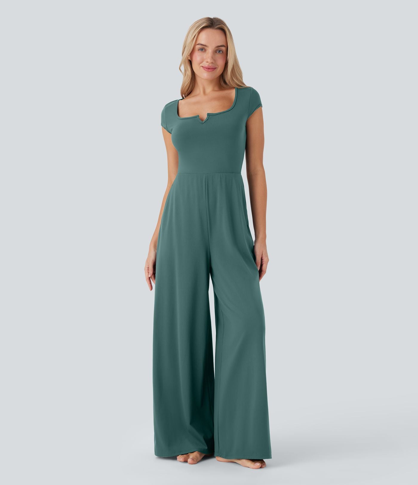 Combinaison de yoga Softlyzero™ Airy Cool Touch à col cranté, manches courtes, jambes larges et poches latérales - Édition Easy Peasy