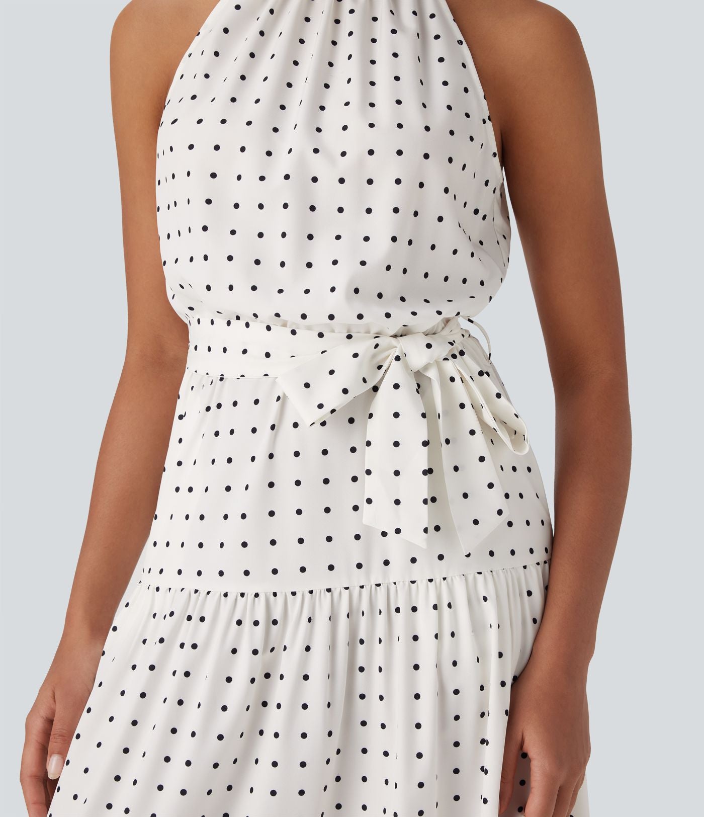 Robe mi-longue fluide de vacances à pois avec col licou, découpe dos, ceinture et poches latérales