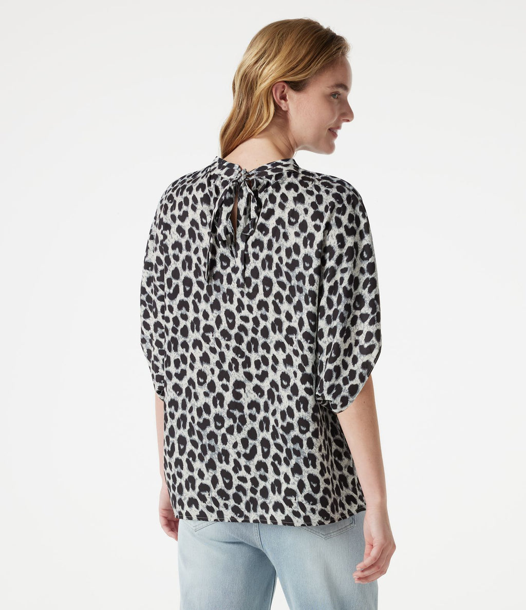 Blouse esprit bureau imprimé léopard à col montant, manches chauve-souris et lien au dos