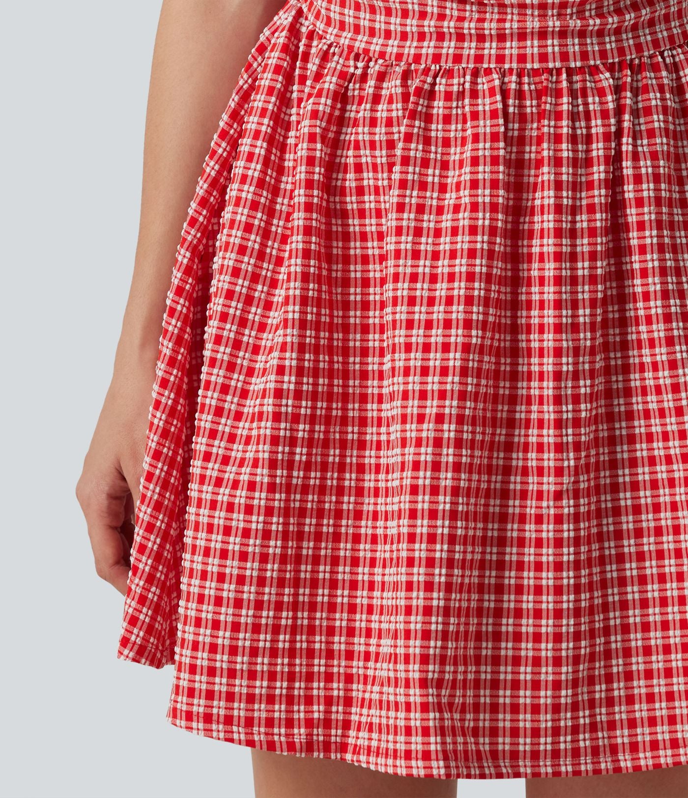 Robe mini trapèze vichy sans manches à col bateau, détails froncés, fermeture invisible et poches