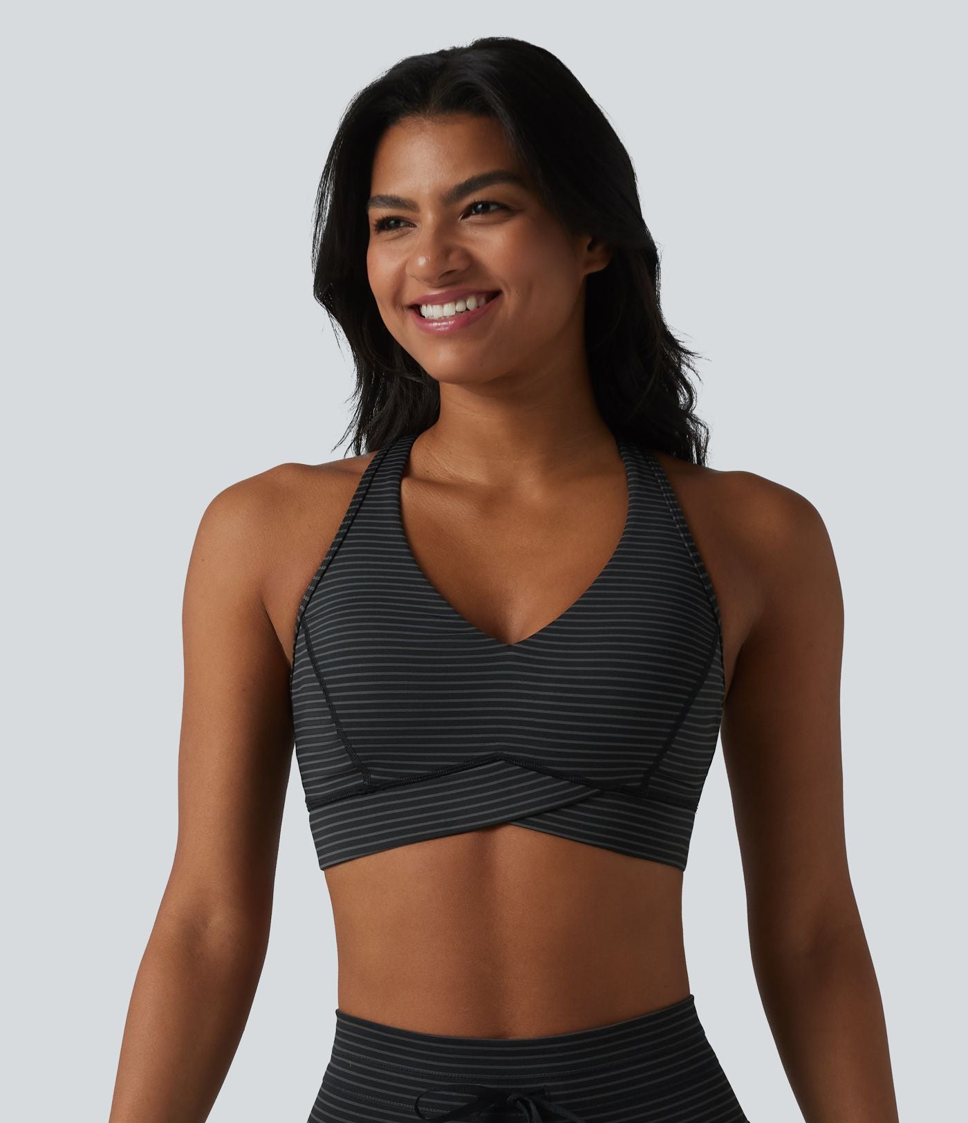 Brassière de sport col V dos nageur maintien moyen à rayures
