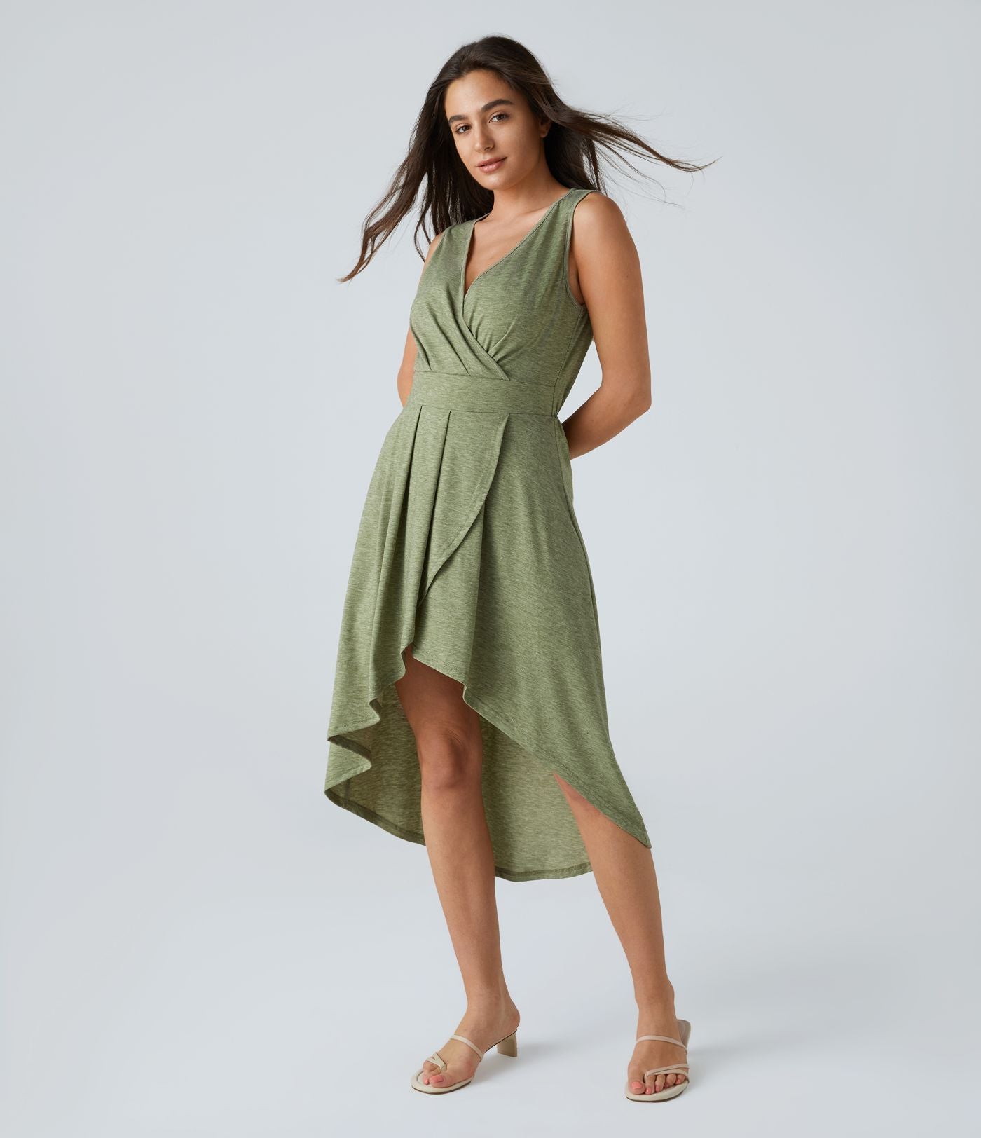 Robe Mi-Longue Plissée Décolleté Plongeant Sans Manches Haut Bas Ourlet Croisé