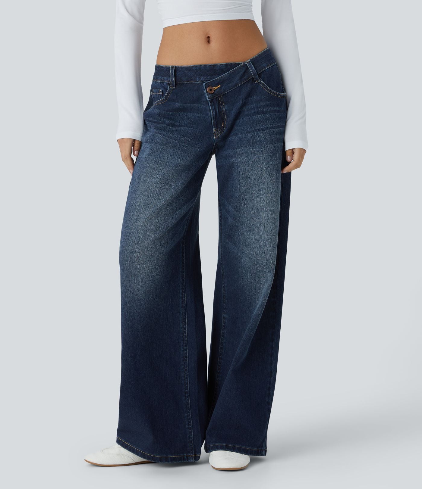 Halara Flex™ Jean large asymétrique taille basse avec bouton, fermeture éclair et poches multiples, délavé et extensible en maille