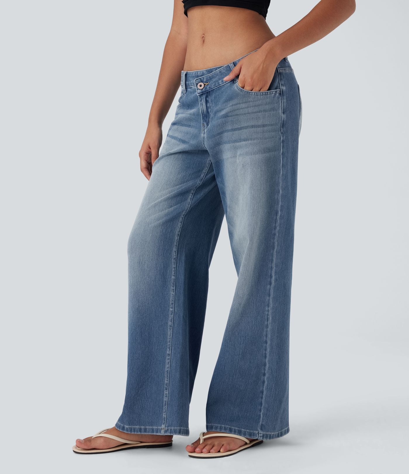 Halara Flex™ Jean large asymétrique taille basse avec bouton, fermeture éclair et poches multiples, délavé et extensible en maille