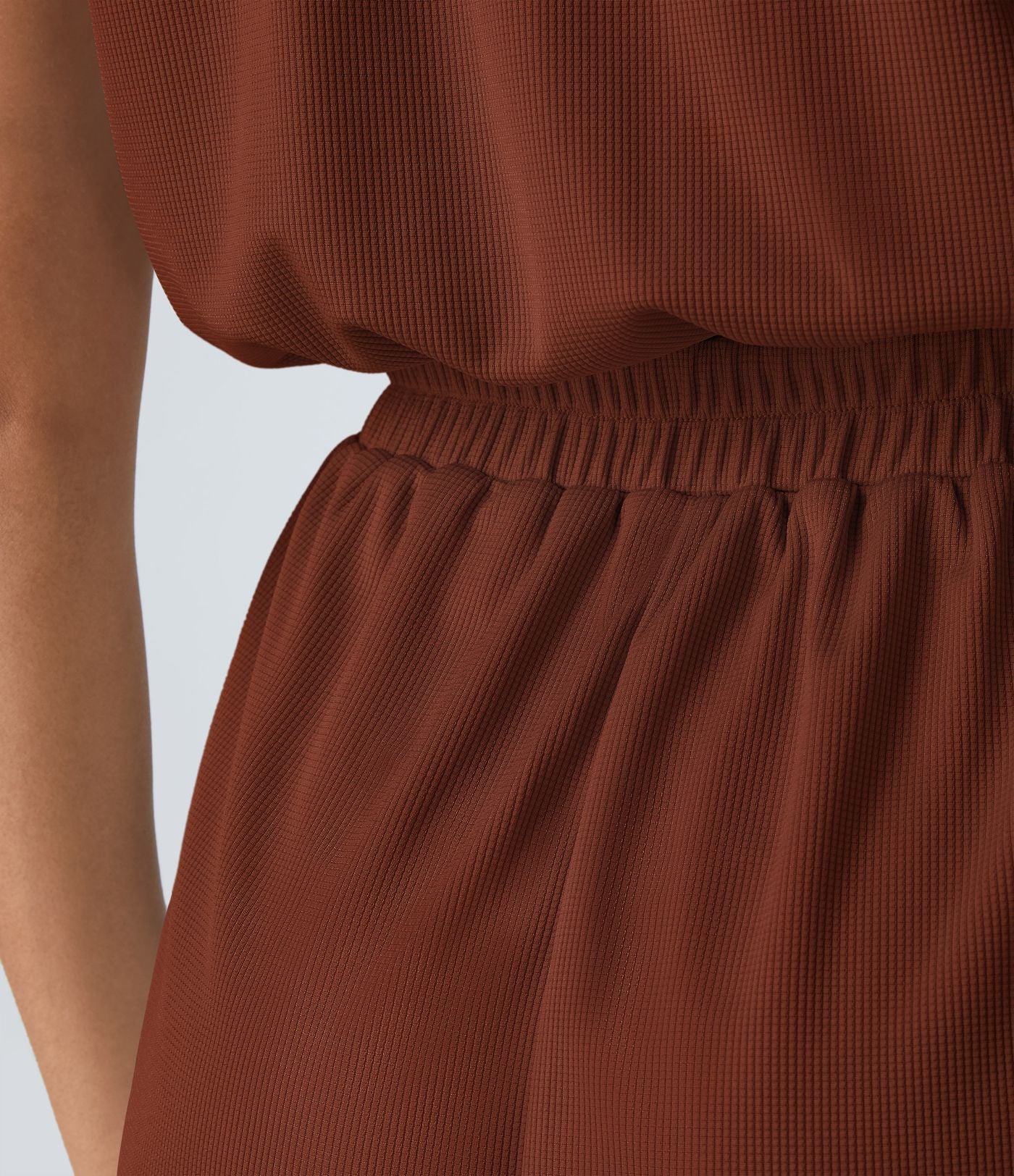 Combishort Fluide Col en V Plissée Manches Courtes Poche Latérale Gaufrée