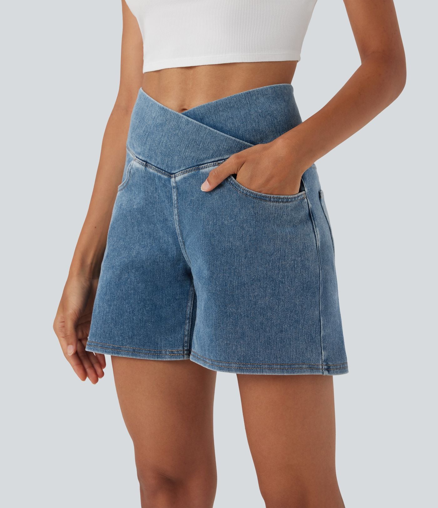 Halara Flex™ Short décontracté évasé à jambe large en denim extensible délavé taille haute croisée avec poches multiples