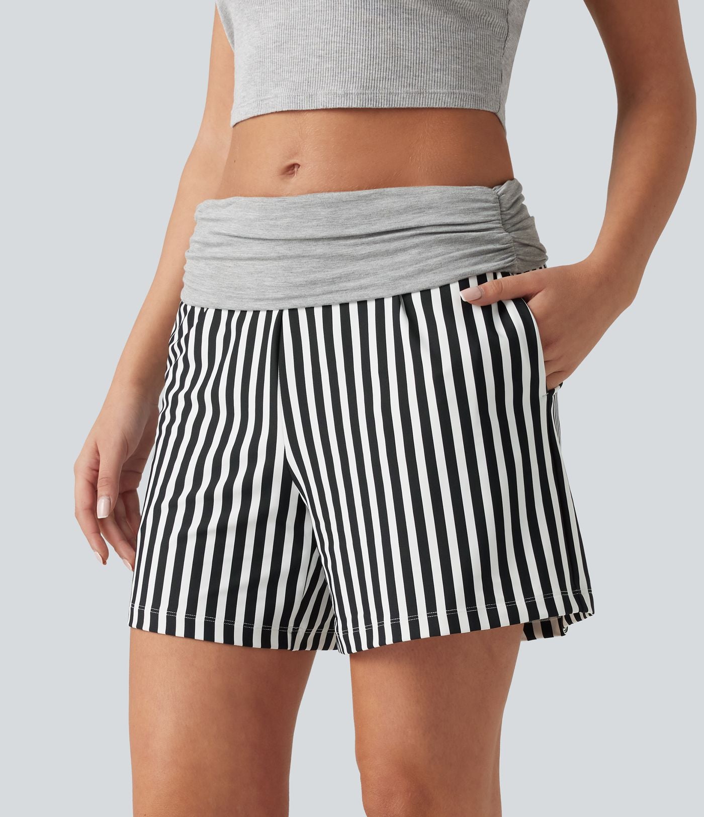 Short ample taille basse froncé à rayures avec poches, style vacances