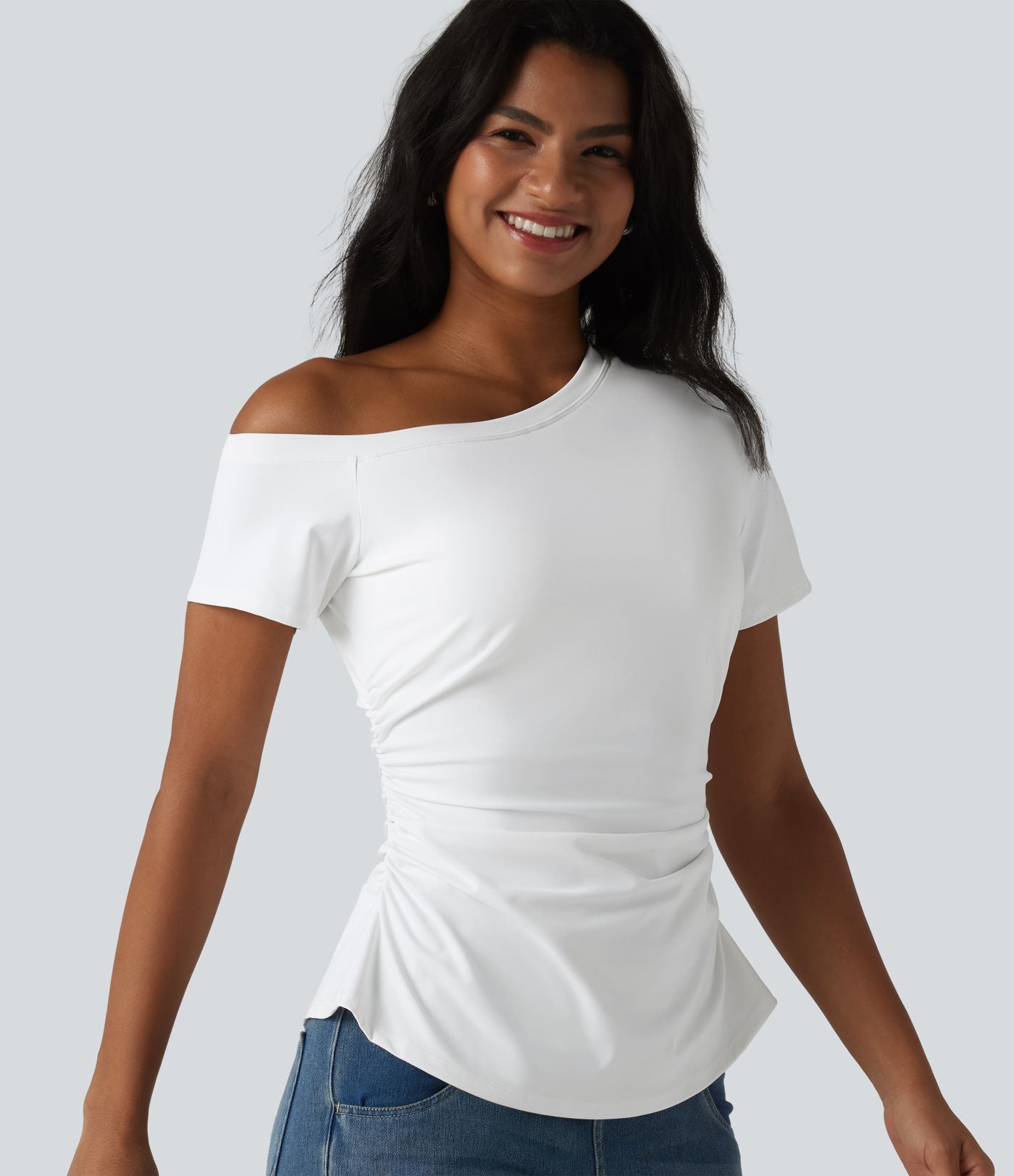 T-shirt SoftlyZero™ Airy asymétrique épaule dénudée froncé avec fente, brassière intégrée et effet frais InstantCool