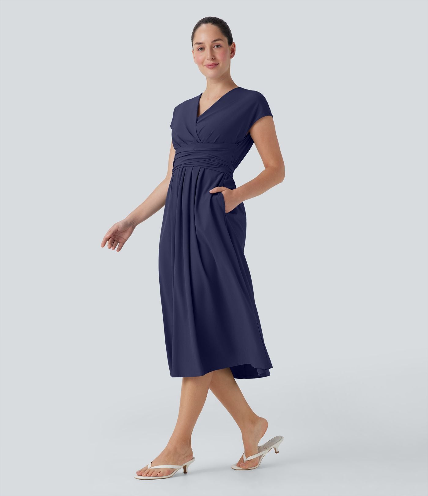 Robe midi Breezeful™ col V manches courtes à liens dans le dos séchage rapide avec poches latérales