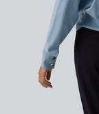 Blouse esprit bureau défroissage facile, col V, manches longues et boutons décoratifs
