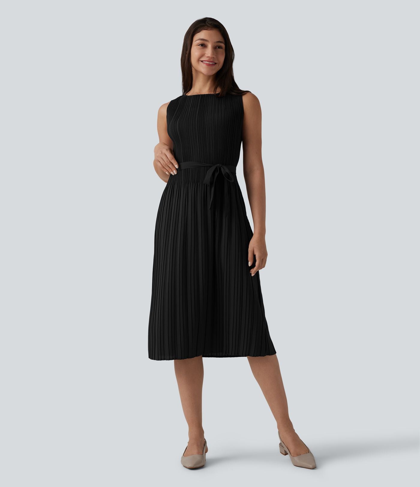 Robe mi-longue de travail ceinturée col bateau sans manches plissée