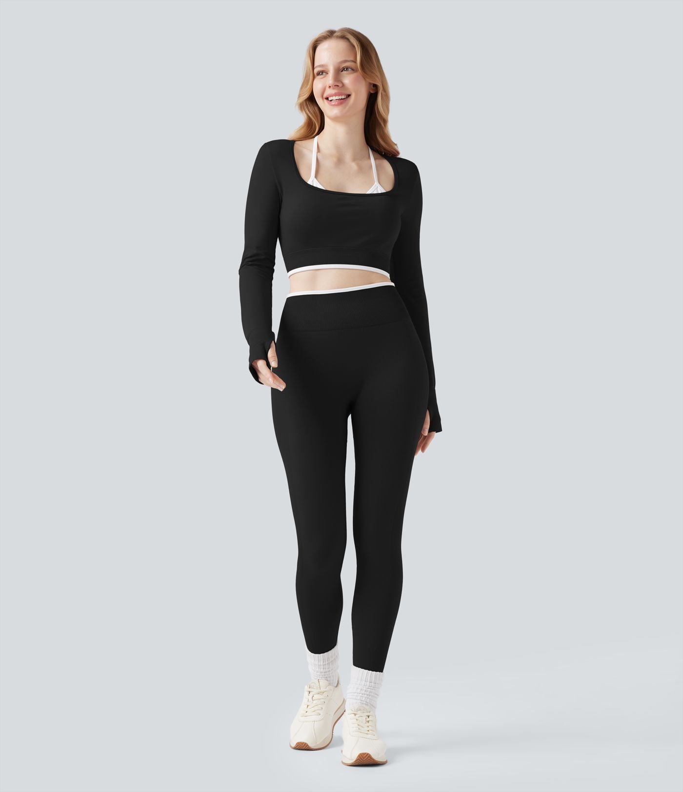 Haut de sport yoga court dos nu à manches longues avec passants pouces et blocs de couleurs sans coutures Seamless Flow