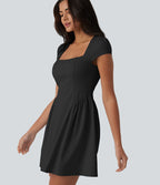 Robe courte casual à manches courtes, encolure carrée et soutien-gorge intégré