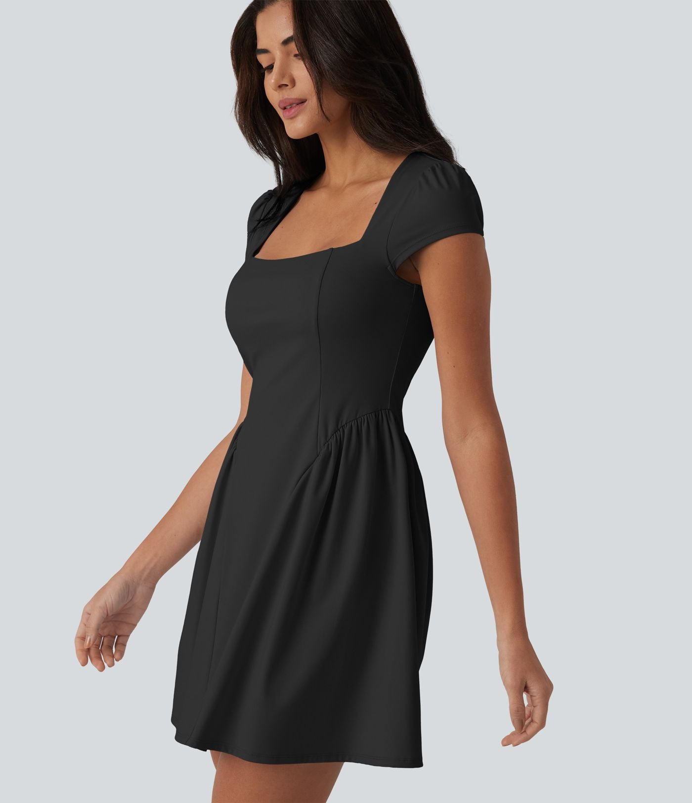 Robe courte casual à manches courtes, encolure carrée et soutien-gorge intégré