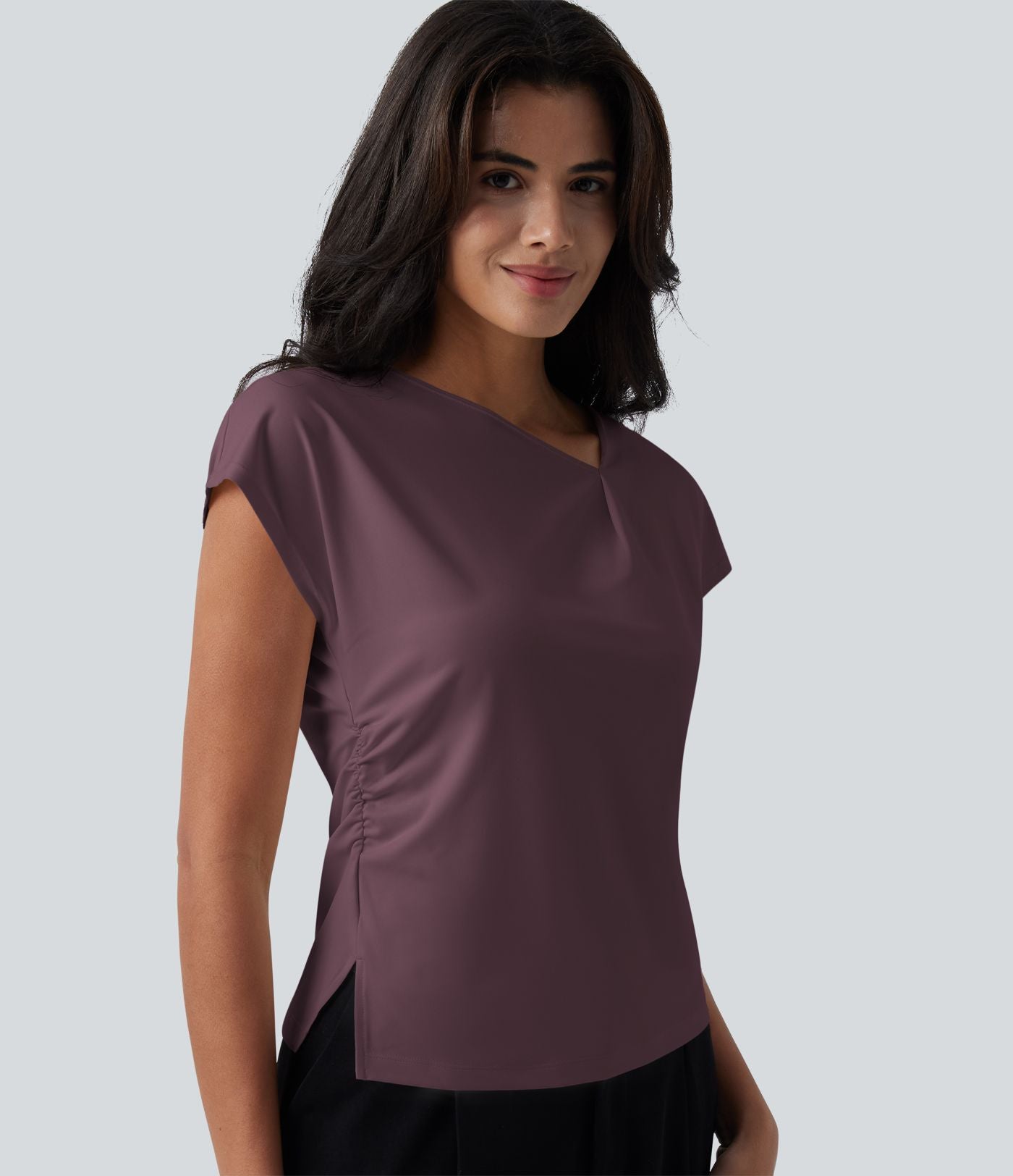 Blouse tailleur asymétrique col drapé manches courtes avec fronces et ourlet fendu