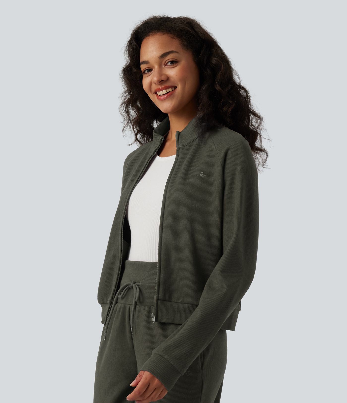 Veste casual côtelée à col montant, manches longues et fermeture zippée avec poches