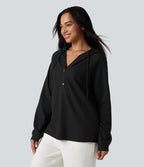 Top gaufré à capuche col Henley manches longues