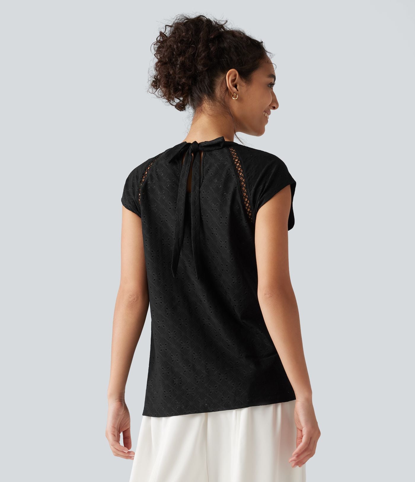 Blouse décontractée à col rond, mancherons, découpes et lien au dos