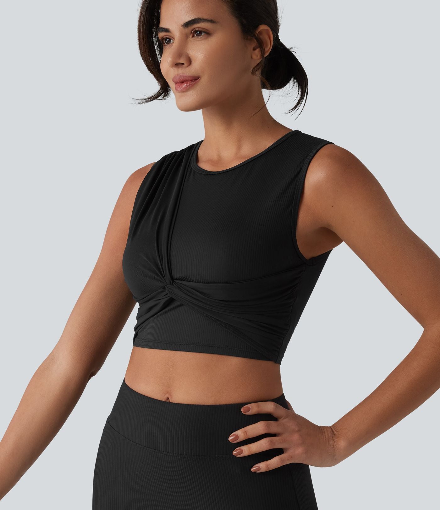 Brassière de sport courte en maille côtelée effet frais InstantCool anti-odeurs avec détail torsadé, superposition en mesh et brassière intégrée, protection solaire UPF40+