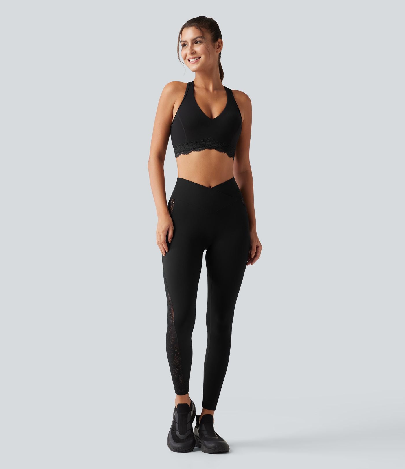 Halara UltraSculpt™ Brassière de sport maintien léger col V avec coussinets amovibles, dos nageur et dentelle contrastée