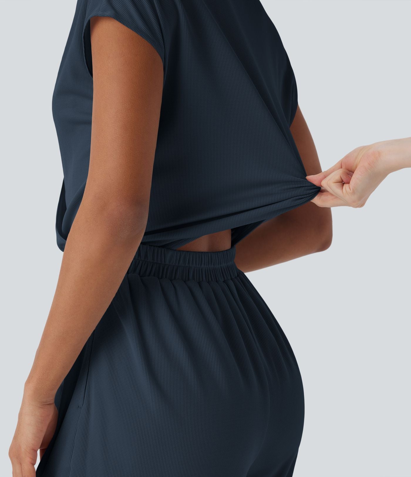 Combinaison fluide en tissu gaufré, col V, manches courtes, jambes larges et poches latérales - Easy Peasy Edition