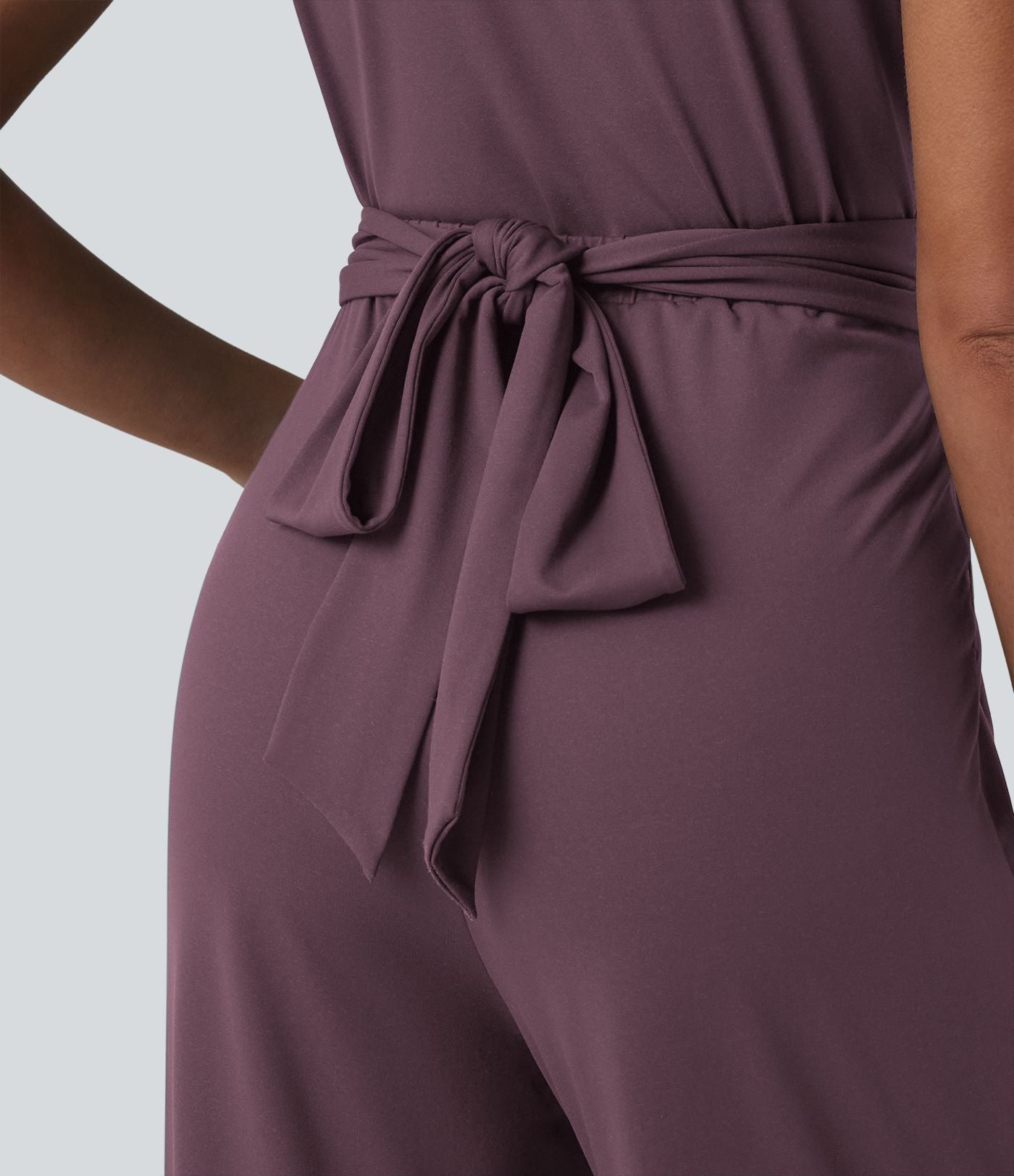 Combinaison tailleur plissée croisée col V à manches courtes avec lien noué et poches — Easy Peasy