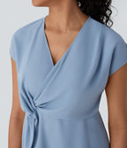 Blouse portefeuille à col en V, manches courtes et fronces pour le bureau