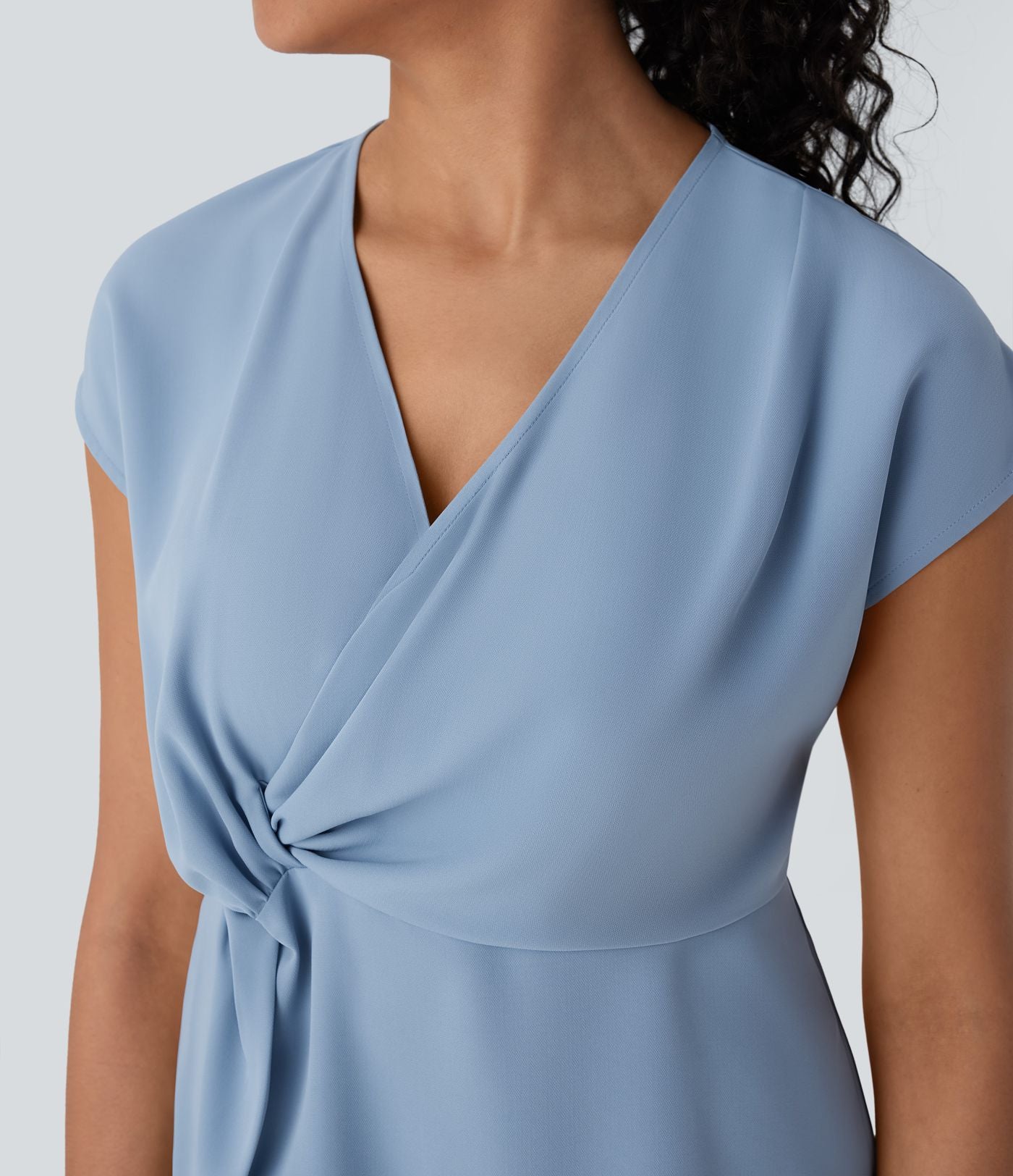 Blouse portefeuille à col en V, manches courtes et fronces pour le bureau