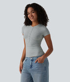 T-shirt Halara décontracté en jersey de coton, col Henley, manches courtes, coupe ultra-ajustée